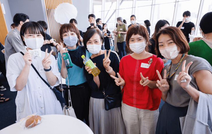 写真:歓談する社員の様子。