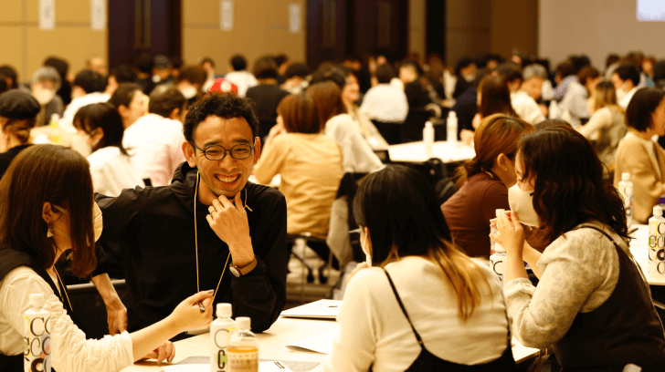 写真:チームで話し合っている様子。