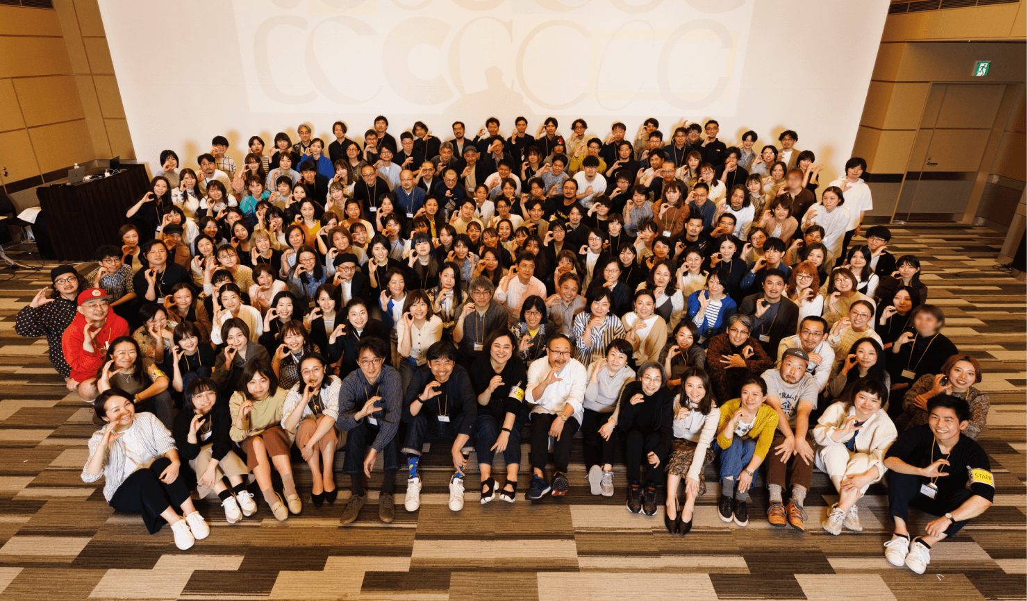写真:全社員が集まった記念写真。