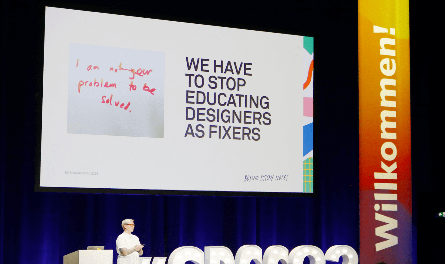 画像:Kelly Ann McKercher 氏のトーク中のスライド “We have to stop educating designers as fixers.”
