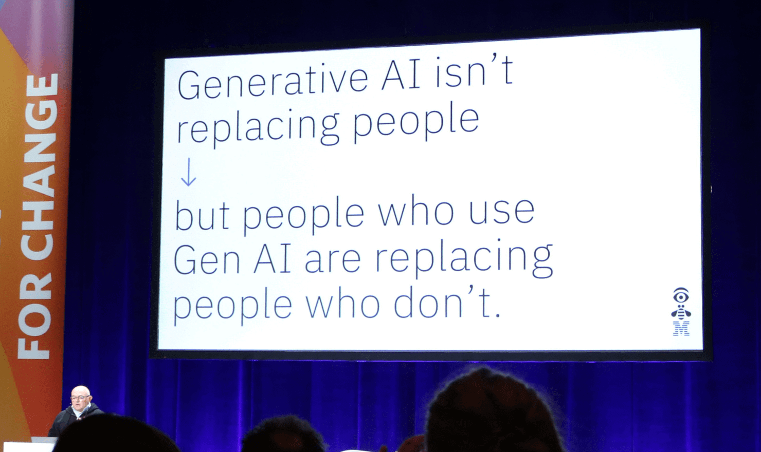 画像：Billy Seabrook 氏のトーク中のスライド “Generative AI isn’t replacing people but people who use Gen AI are replacing people who don’t.”