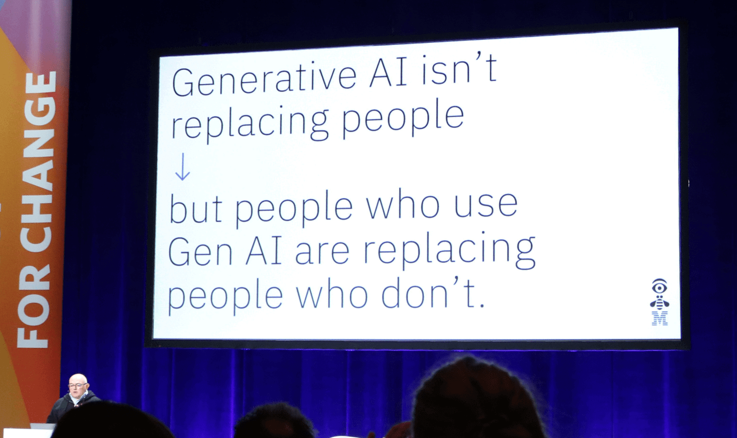 画像:Billy Seabrook 氏のトーク中のスライド “Generative AI isn’t replacing people but people who use Gen AI are replacing people who don’t.”