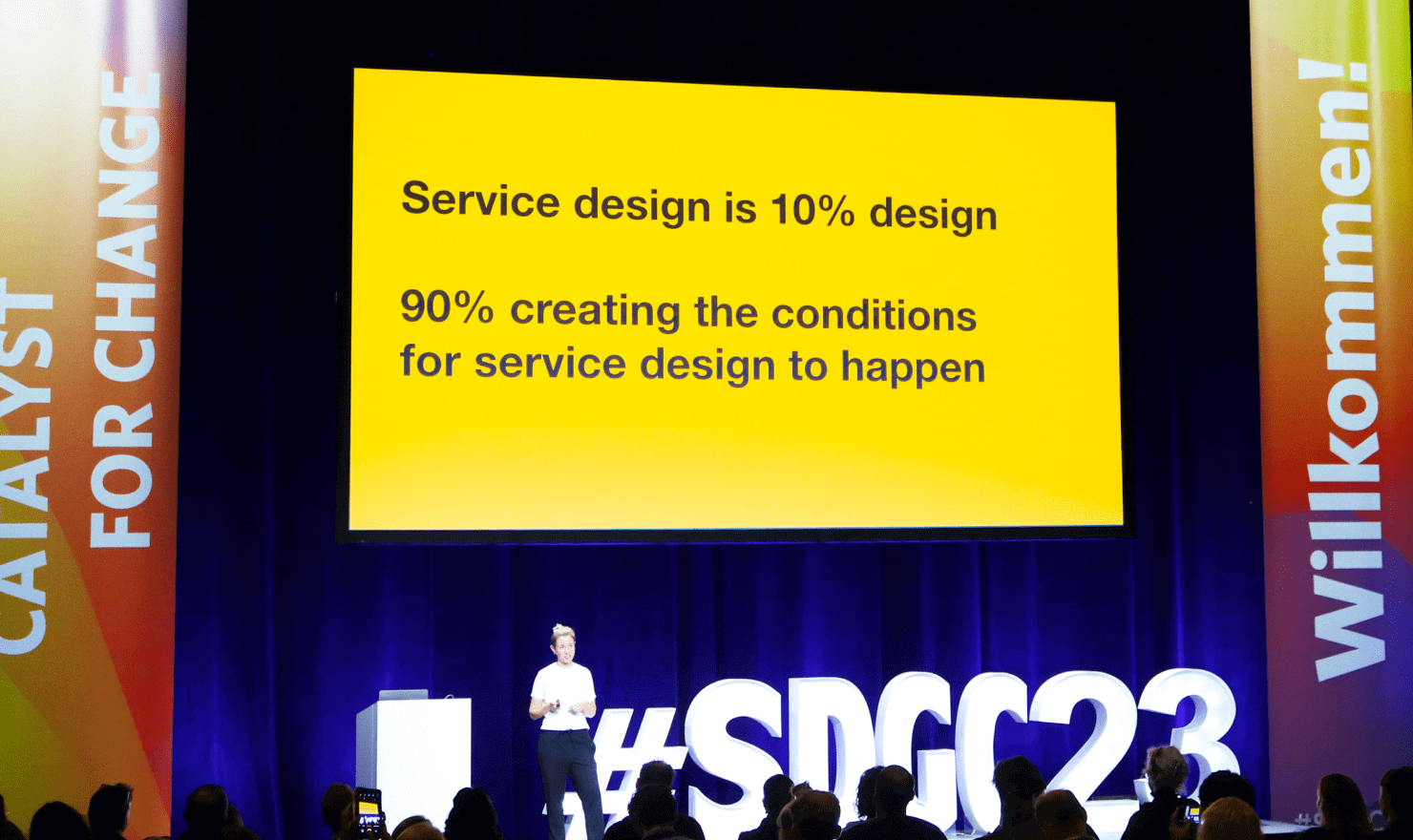 画像:Lou Downe 氏のキーノート中のスライド “Service design is 10% design. 90% creating the conditions for service design to happen.”