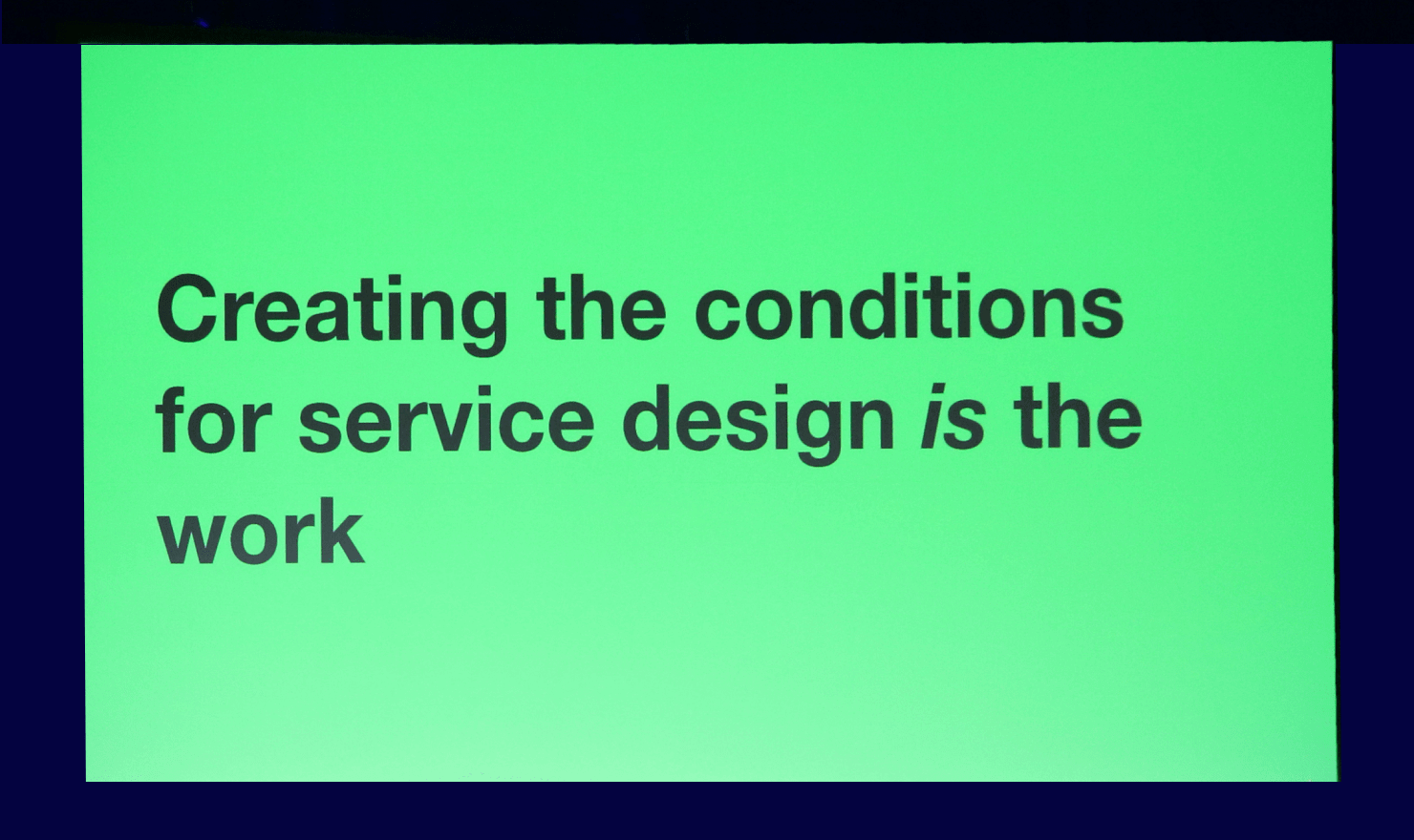 画像：Lou Downe 氏のキーノート中のスライド “Creating the conditions for service design is the work.”