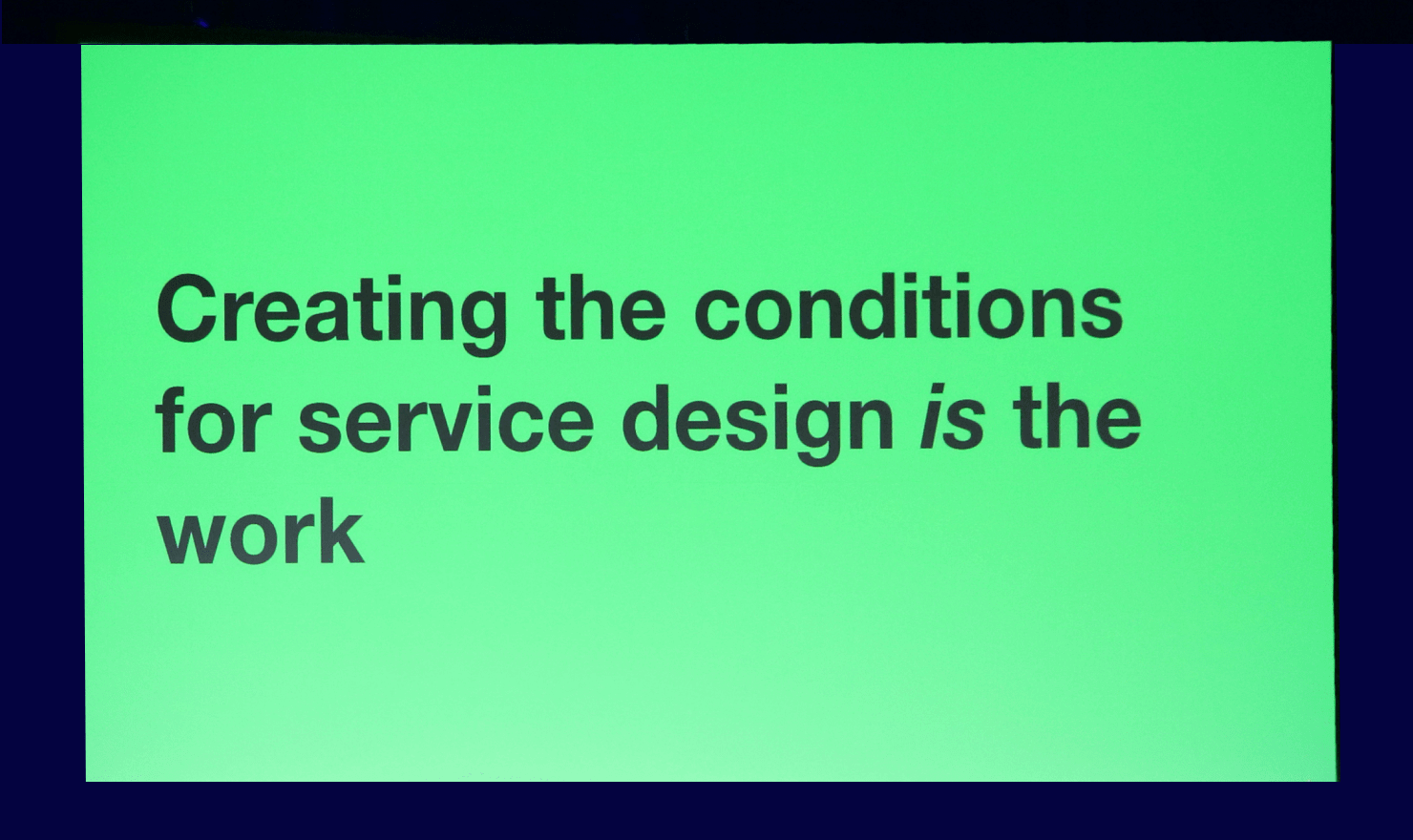 画像:Lou Downe 氏のキーノート中のスライド “Creating the conditions for service design is the work.”