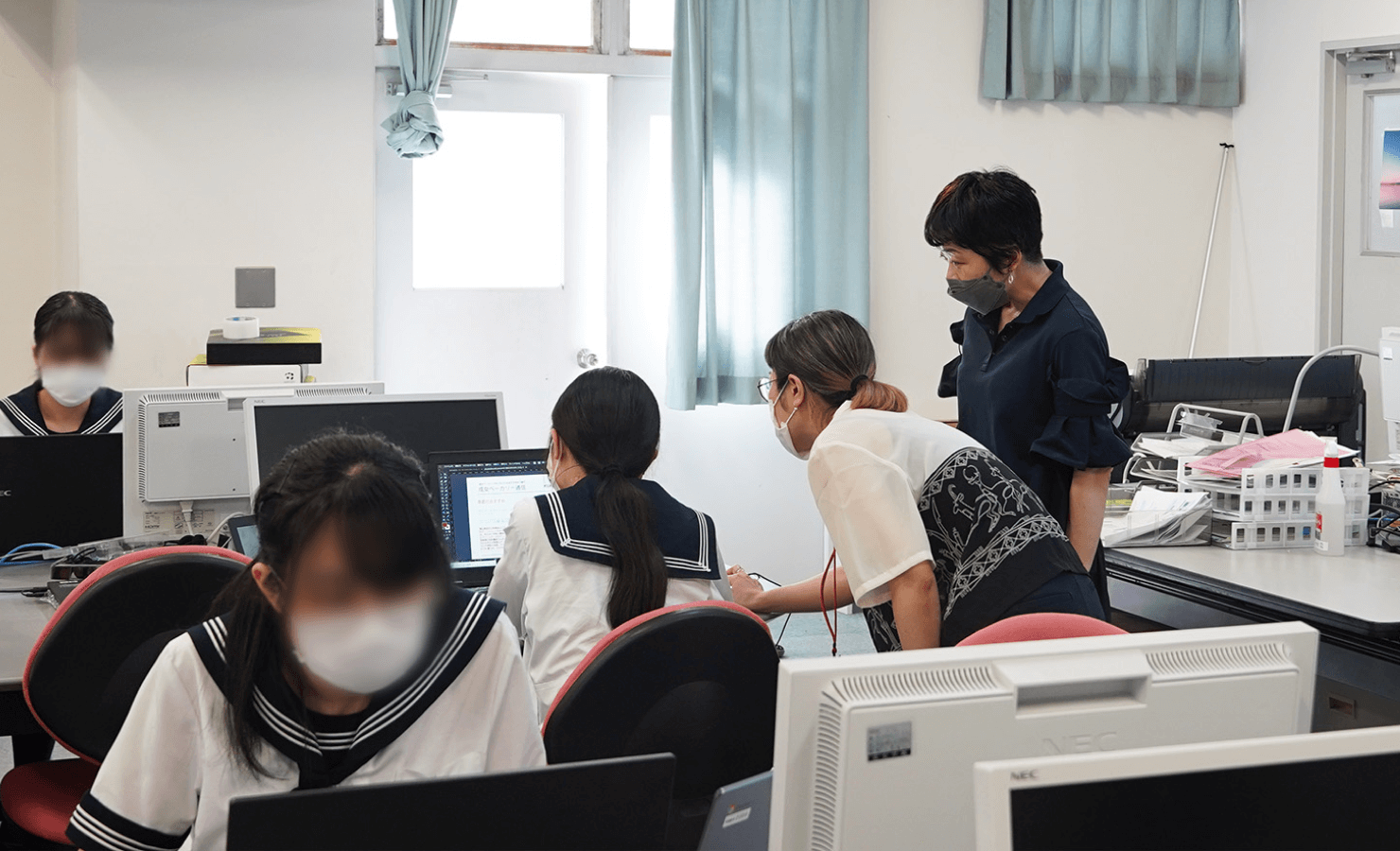 講師の高石と青木が授業をしている様子。