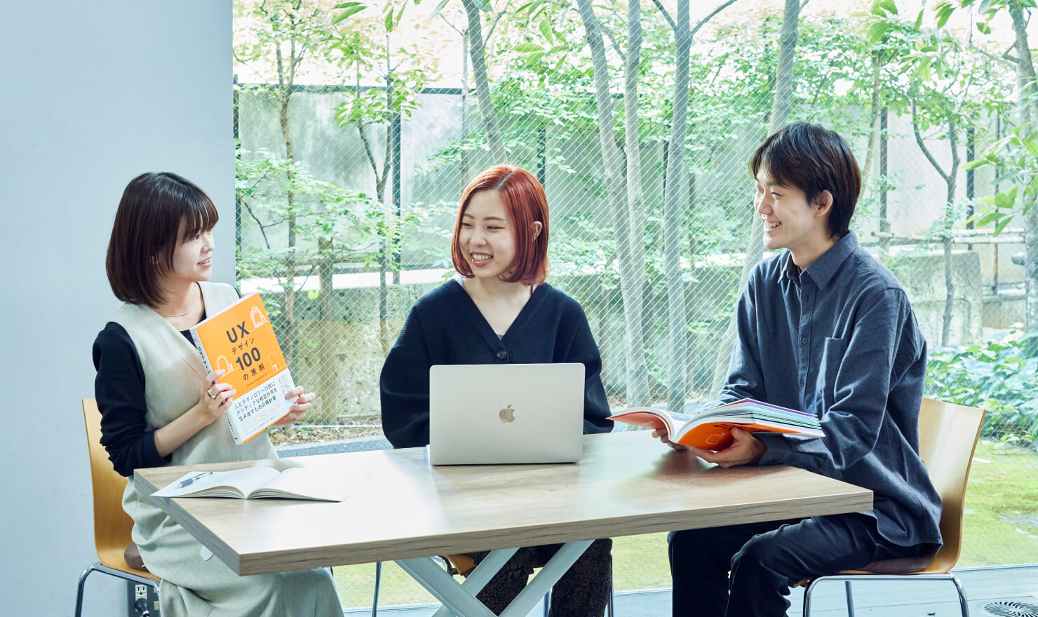 写真:3人が談笑している様子