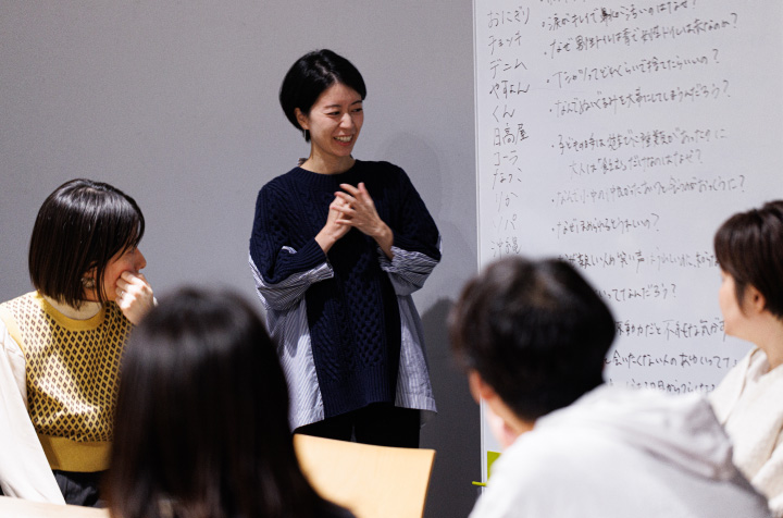 写真:永井さんを中心に参加者でテーマ決めをしている様子