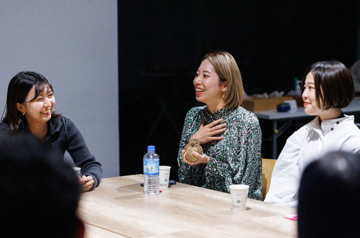 写真:参加者一人ひとりが『居心地が良い』というテーマに対する考えを話している様子