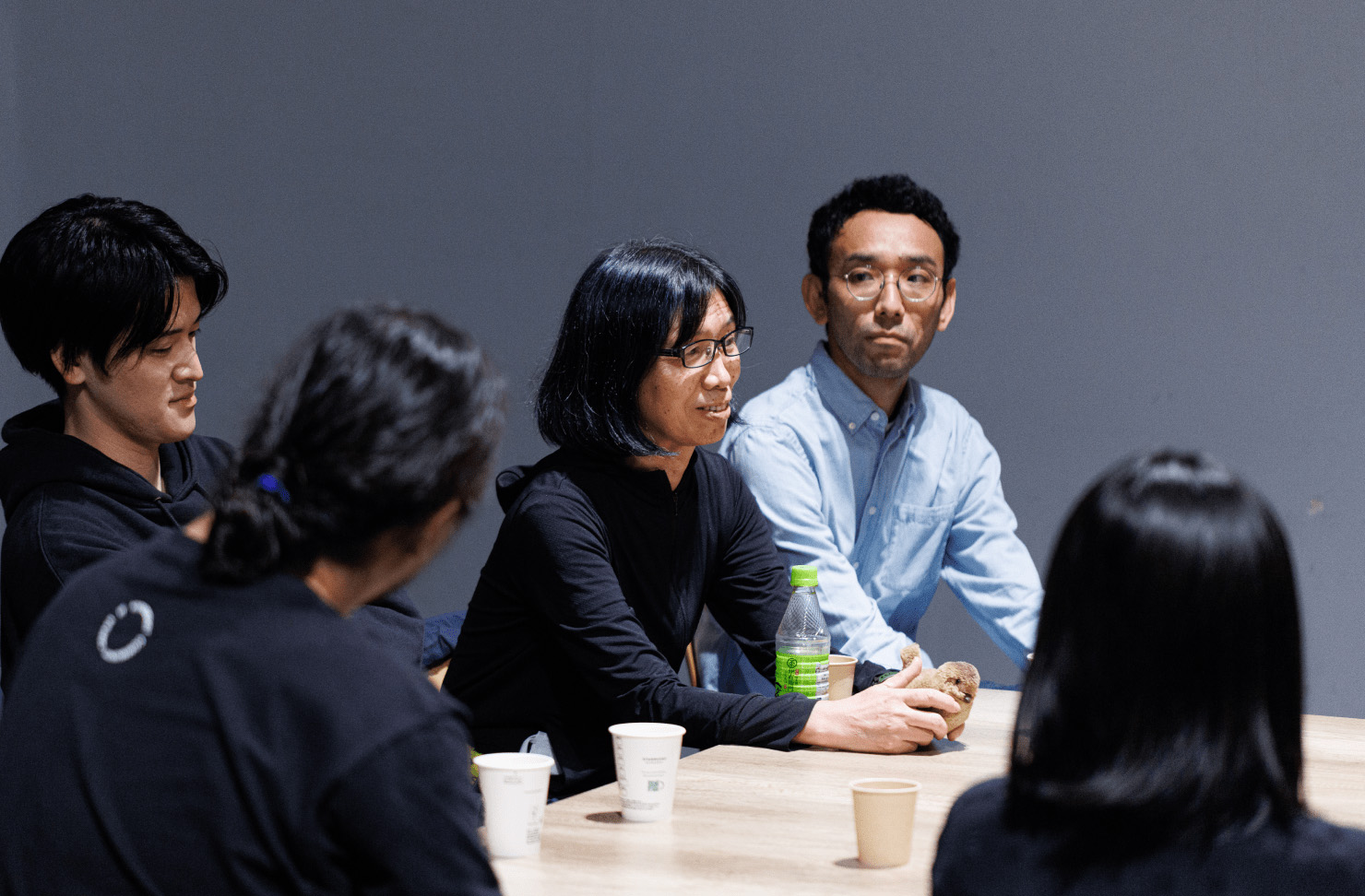 写真:話者の話に真剣な表情で耳を傾ける参加者の様子