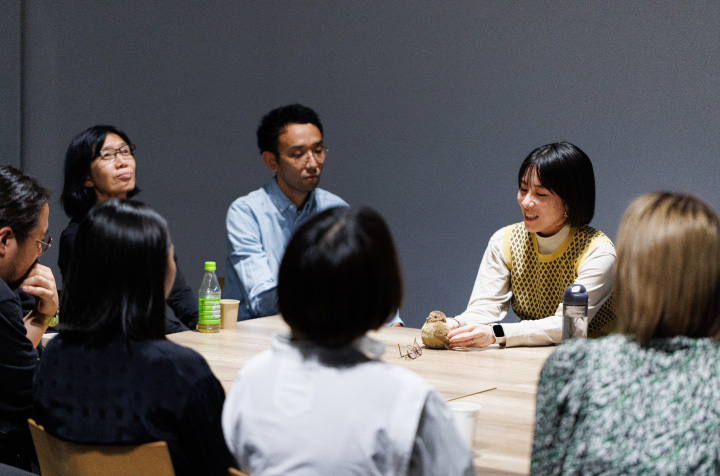 写真:参加者が対話する様子