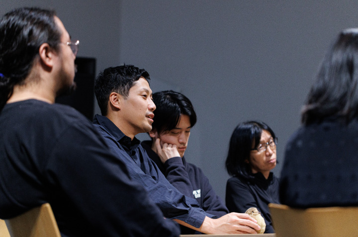 写真:参加者が対話する様子
