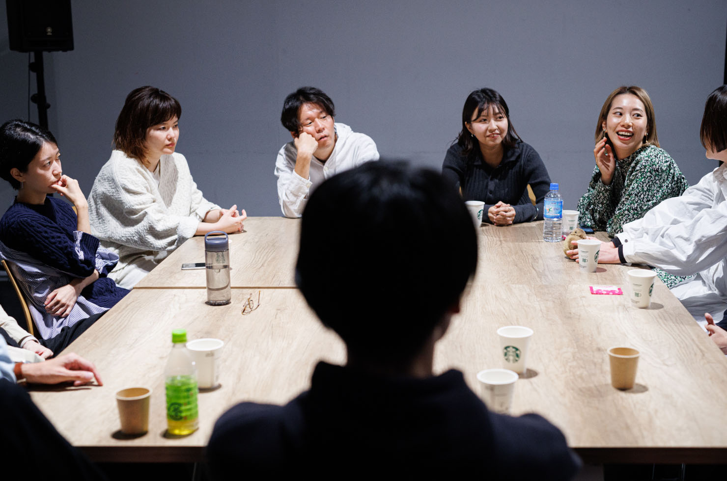 写真:参加者同士が和やかな雰囲気で対話している様子