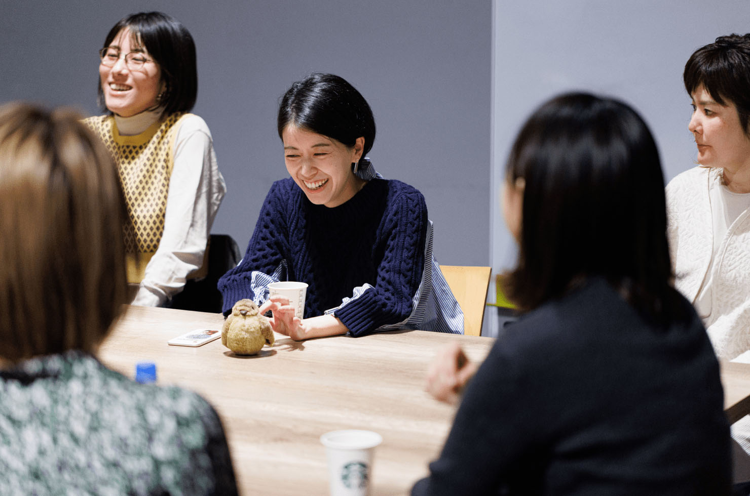 写真:哲学対話終了後、永井さんと参加者とで談笑しながら振り返っている様子