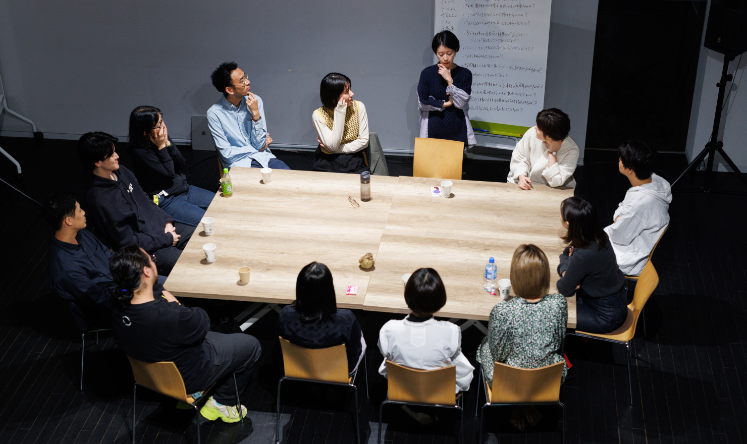 会場の様子。机を囲む形で、参加者が座っている。