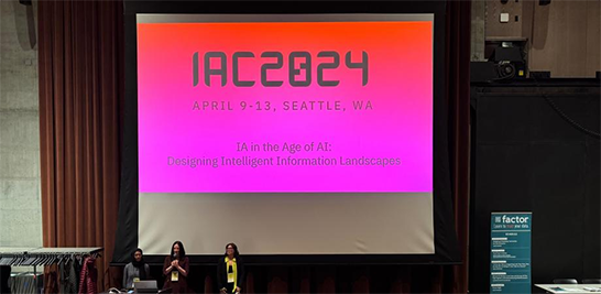 国際会議の写真。会場のスクリーンに「IAC2024」と表示されている。