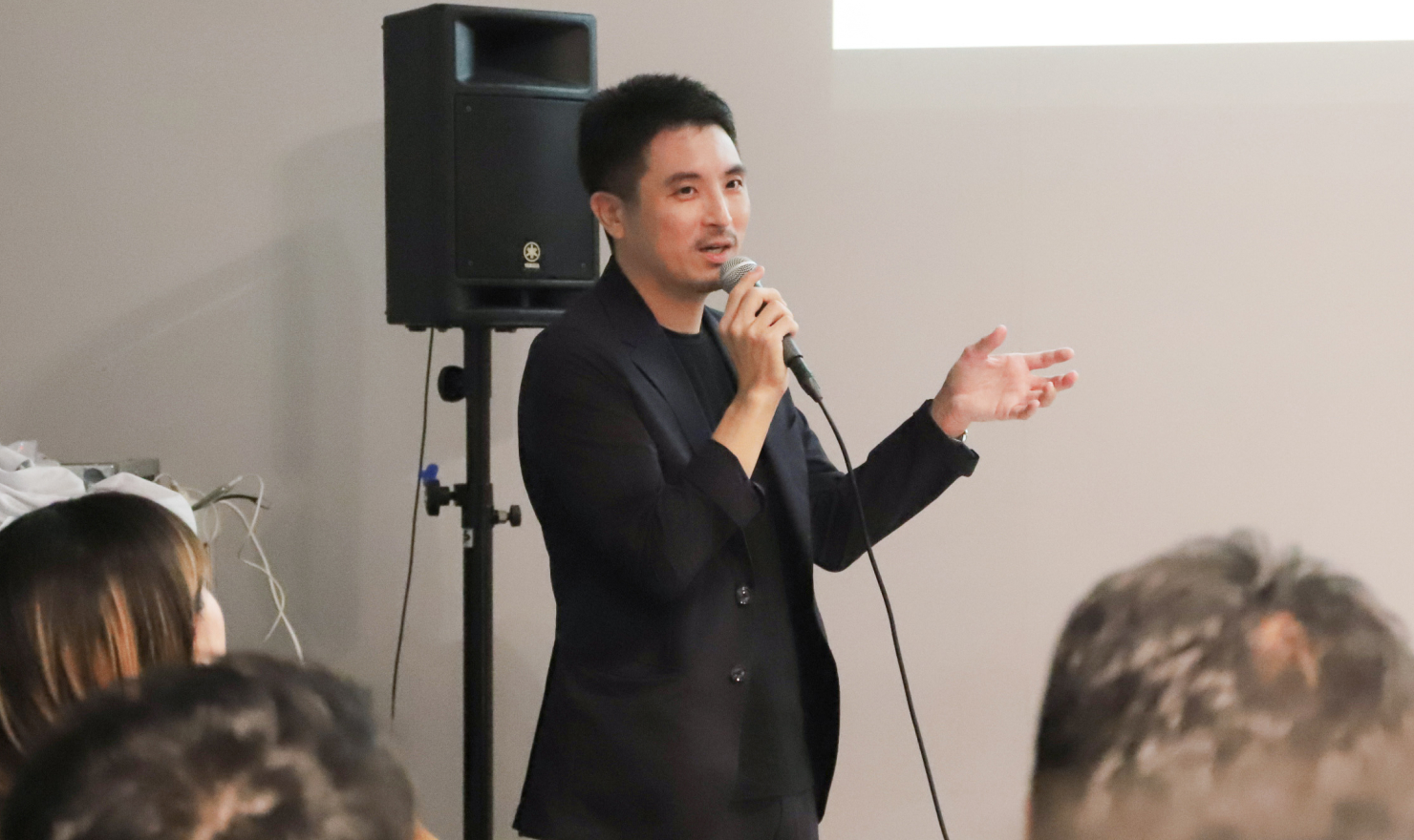 写真。株式会社コンセントの大崎が登壇する様子