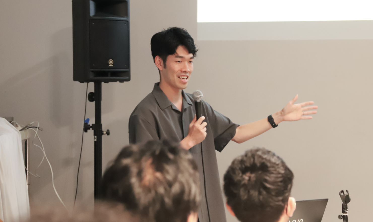 写真。株式会社三井住友銀行の米本さんが登壇する様子