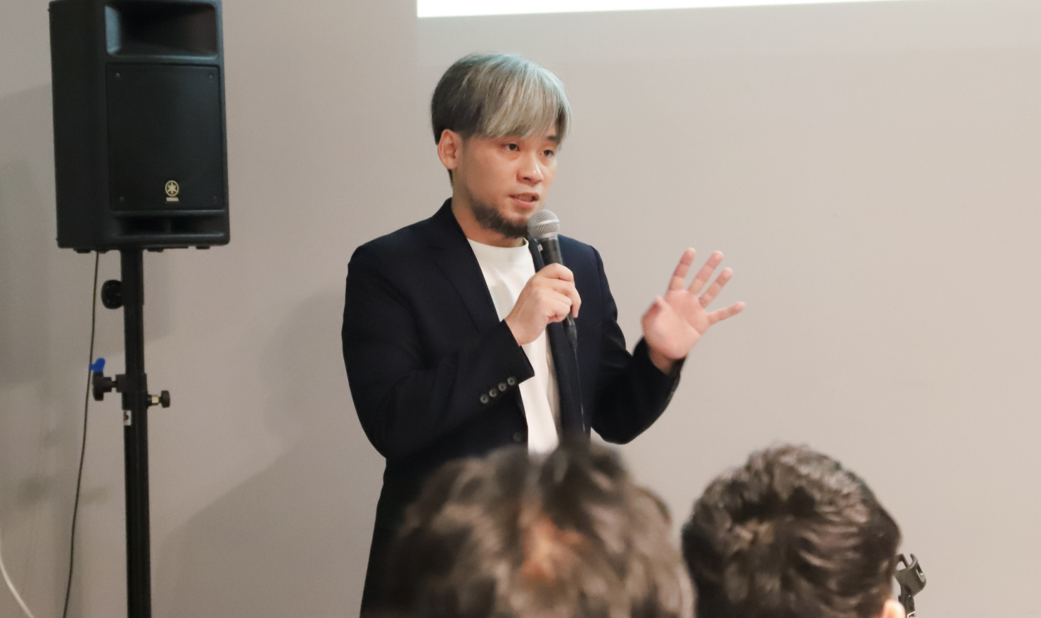 写真。株式会社ルートの岸さんが登壇する様子