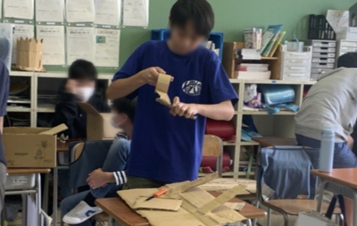 試作品のアイディアを具体化させ試作品を作っている写真