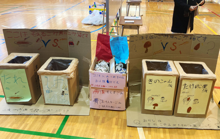 製作したゴミ箱を実際に使ってもらっている写真