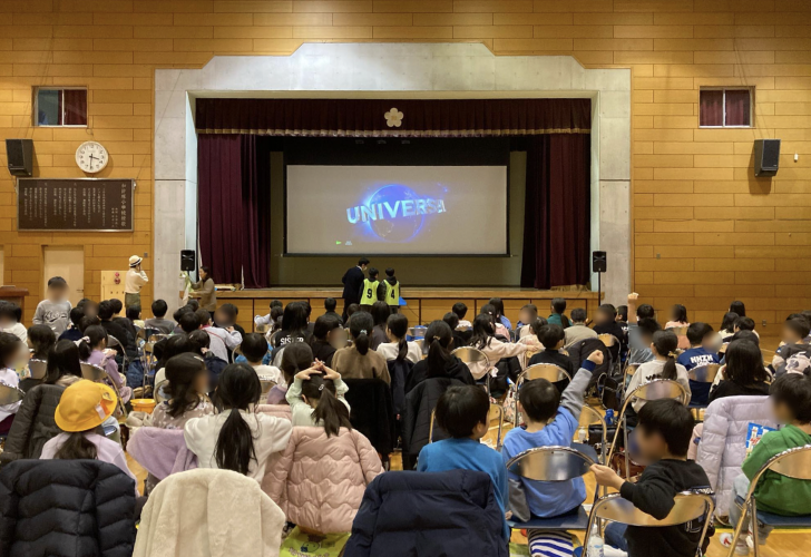 体育館で映画祭を開催した時の写真