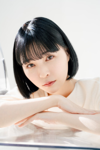 女優早川奈緒さんのプロフィール写真。