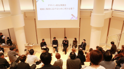 セミナー当日の様子。登壇者5人がステージに上がり、会話している。