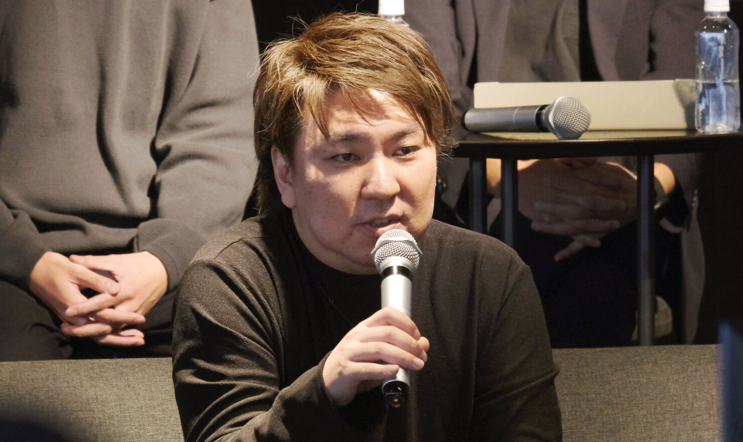 写真。丹青社の安元さんが話す様子。