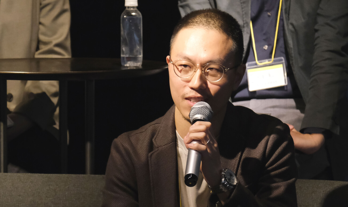 写真。コンセントの川原田が話す様子。