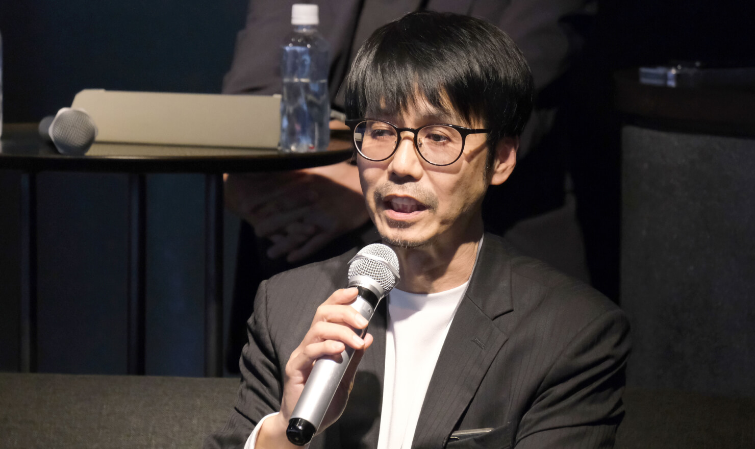 写真。丹青社の那須野さんが話す様子。