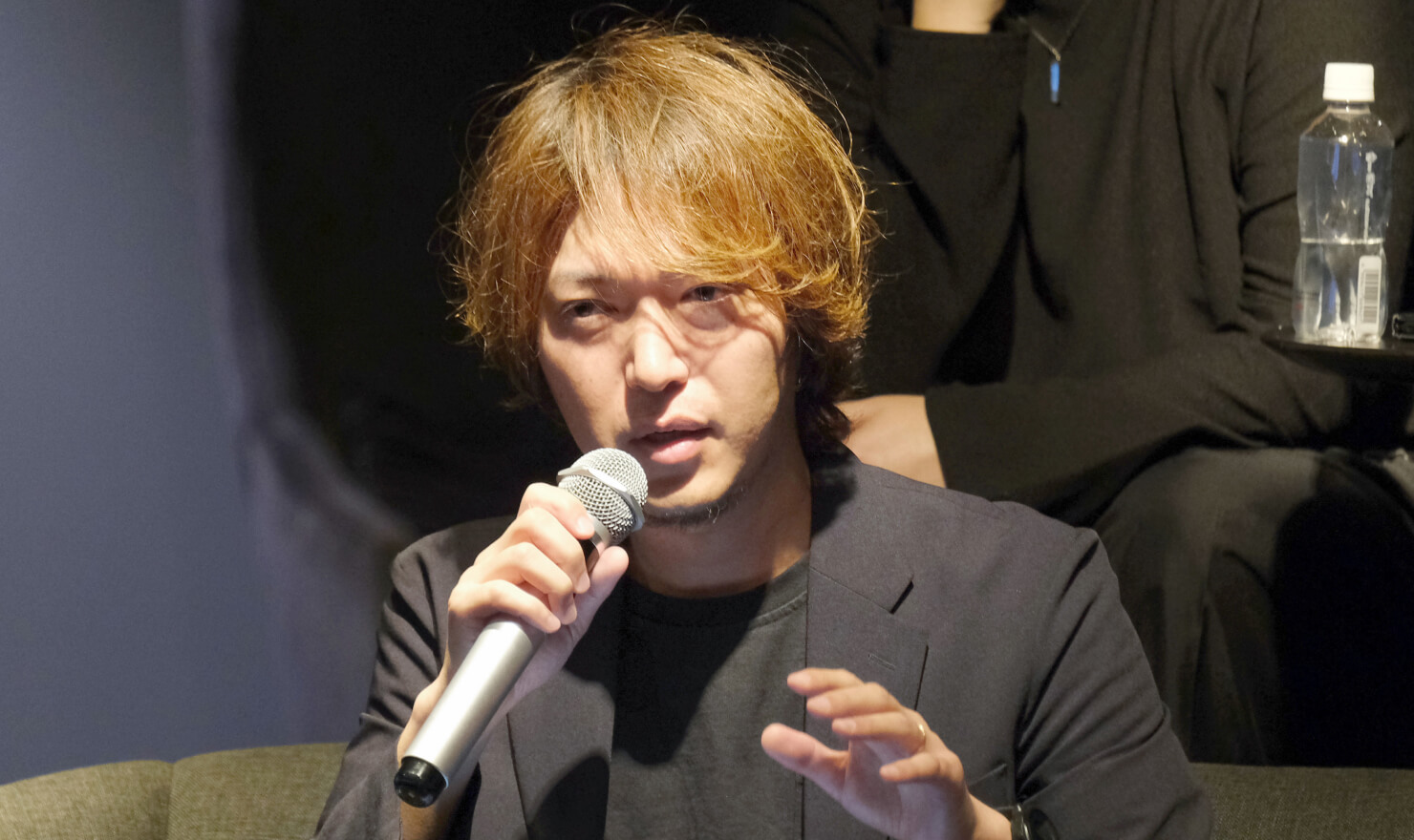写真。丹青社の眞田さんが話す様子。