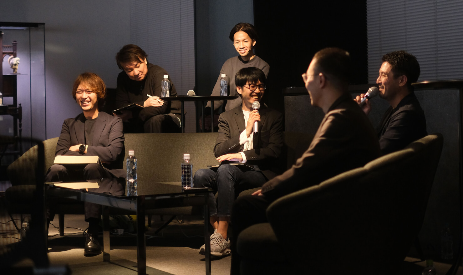 写真。登壇者全員で和気藹々と会話している様子。