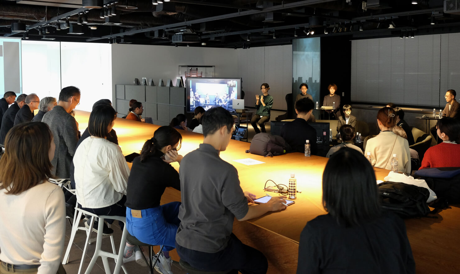 写真。登壇者以外も含めた会場全体の様子。