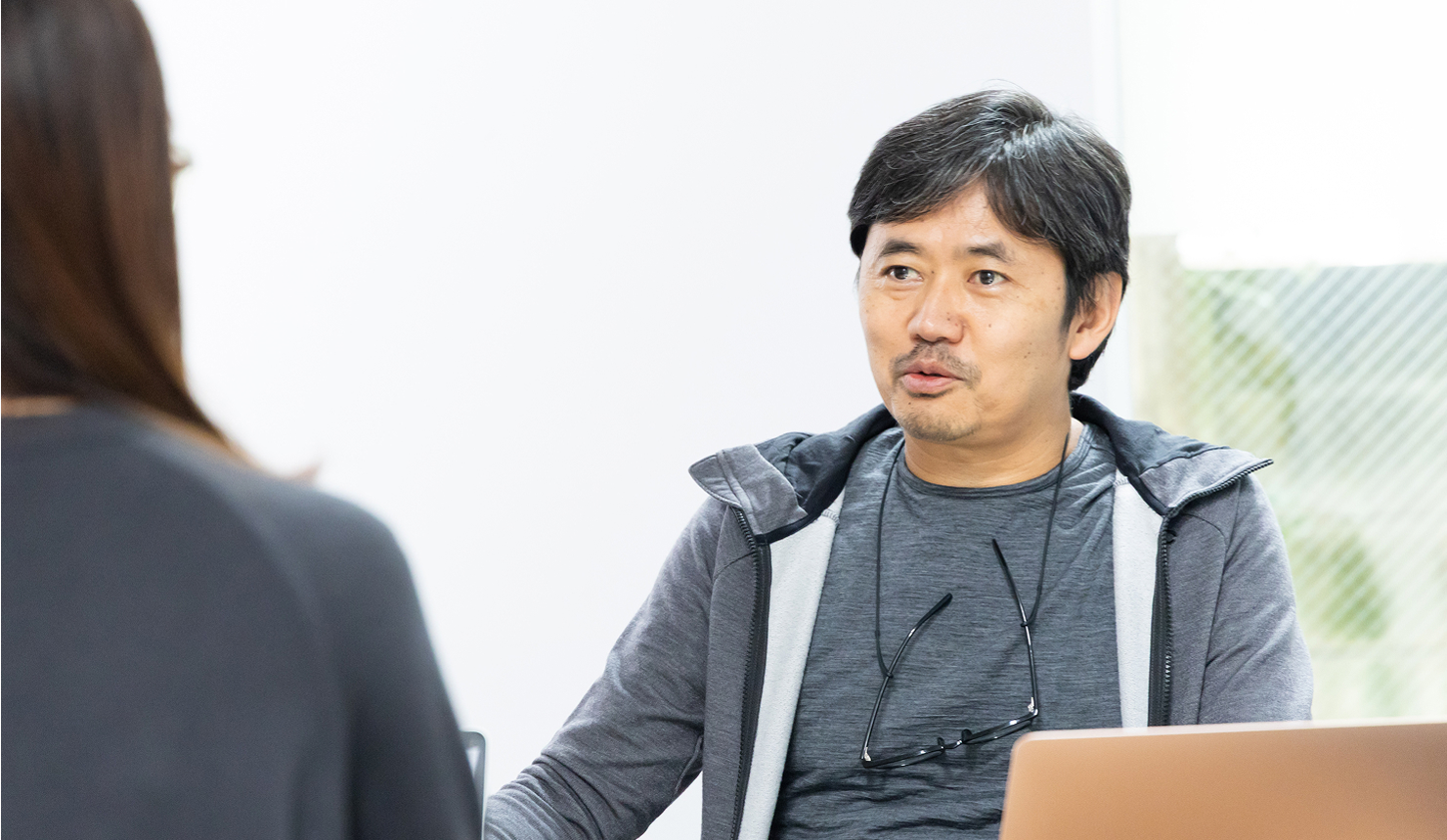 長谷川が話している様子。