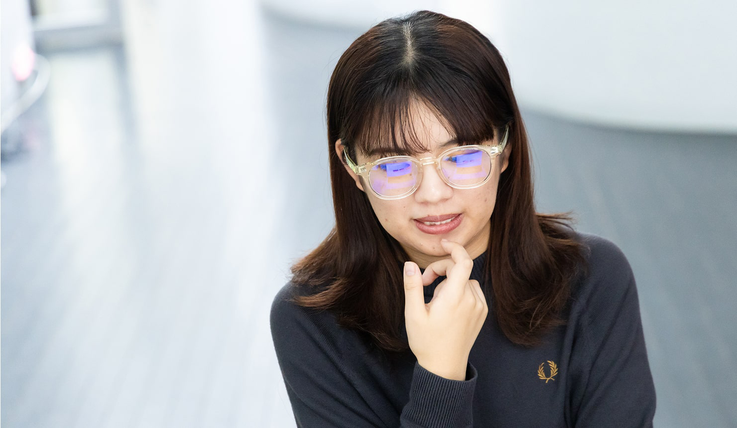 鈴木が話している様子。