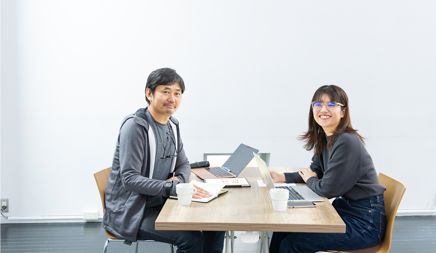 笑顔の2人の写真。