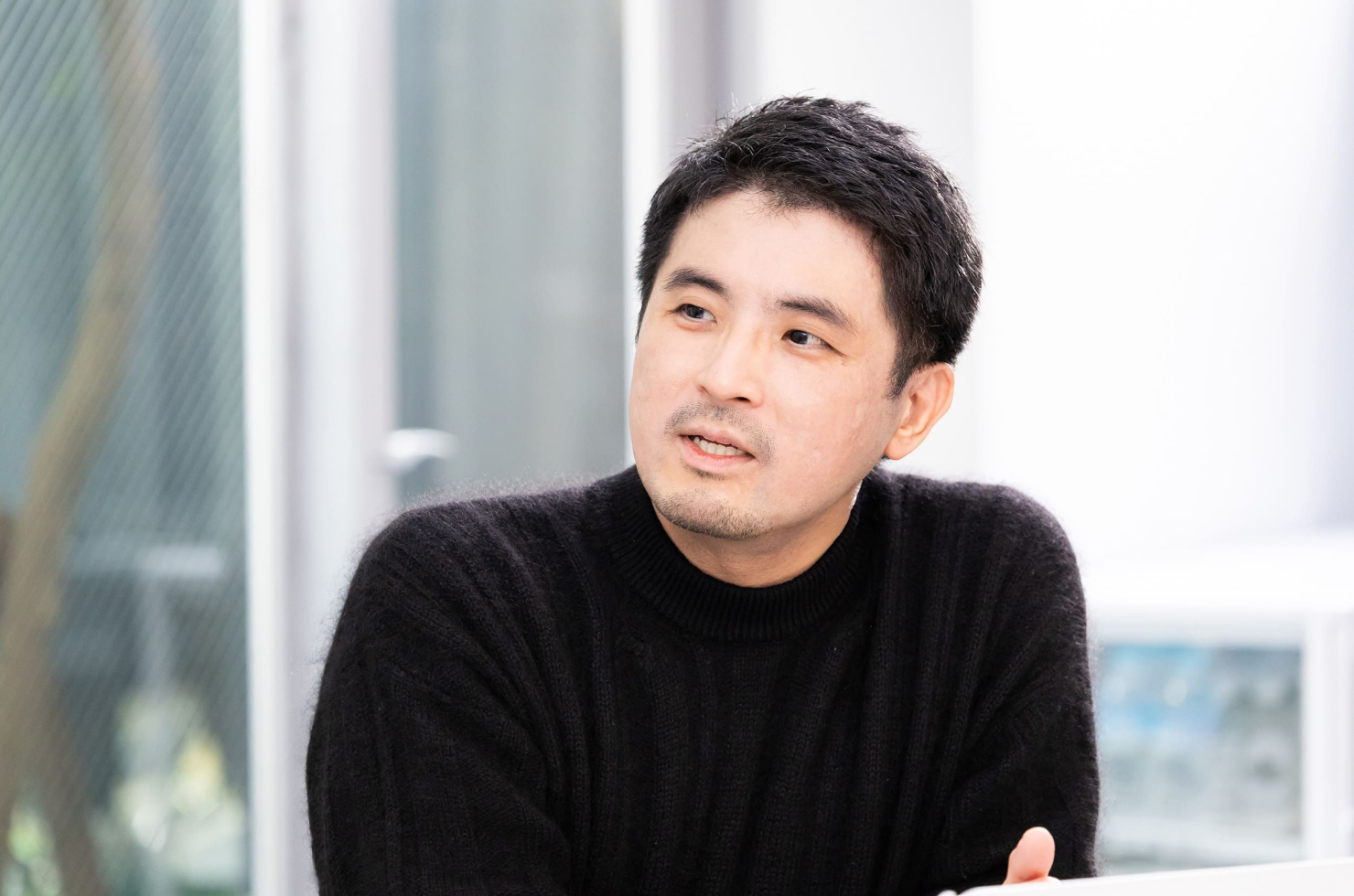 対談中の大崎。