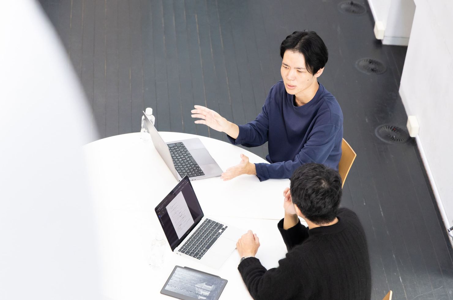 対談中の二人。俯瞰で撮影された様子。