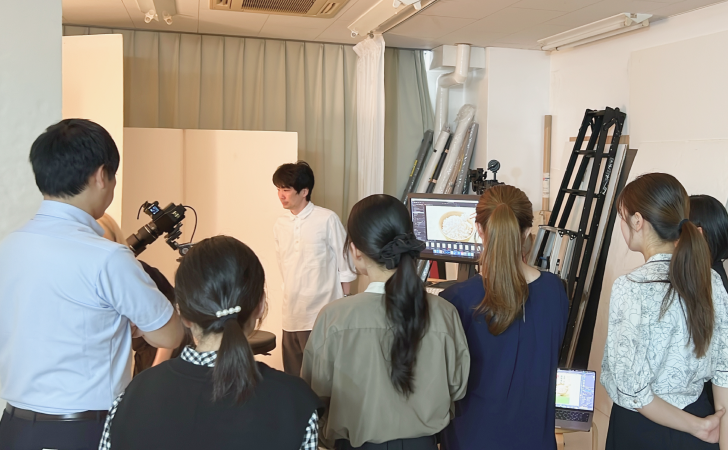 関係者が撮影を見守る様子