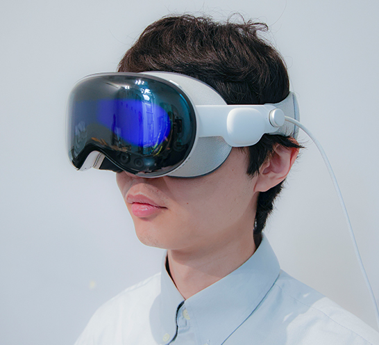 Apple Vision Proを装着し、イマーシブコンテンツを体験する男性