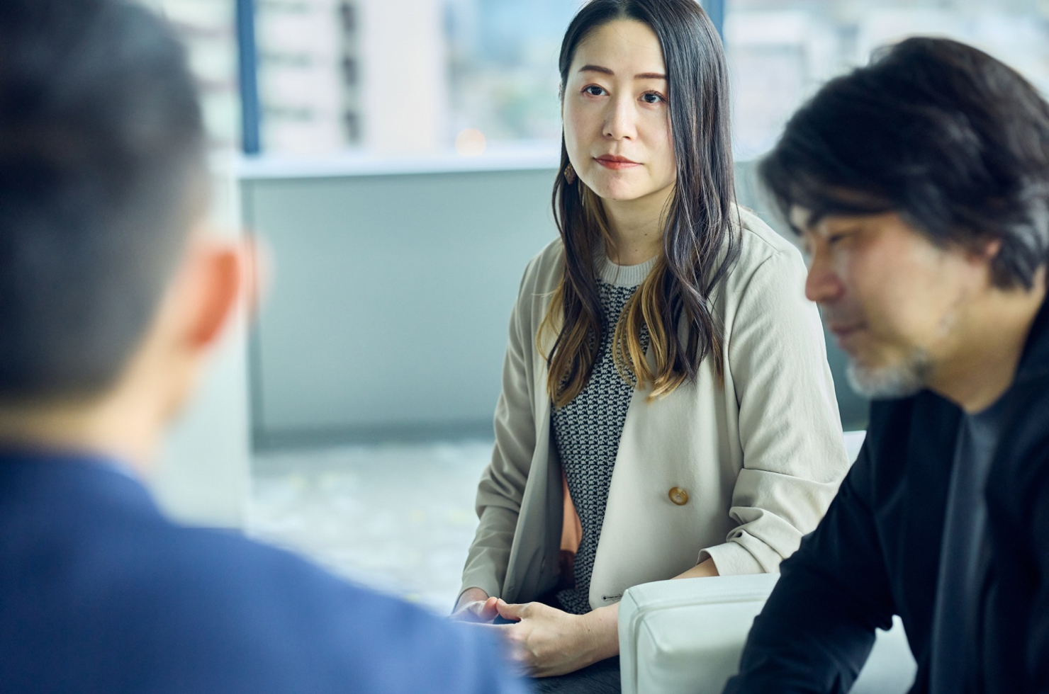 対談中に微笑む石井の様子