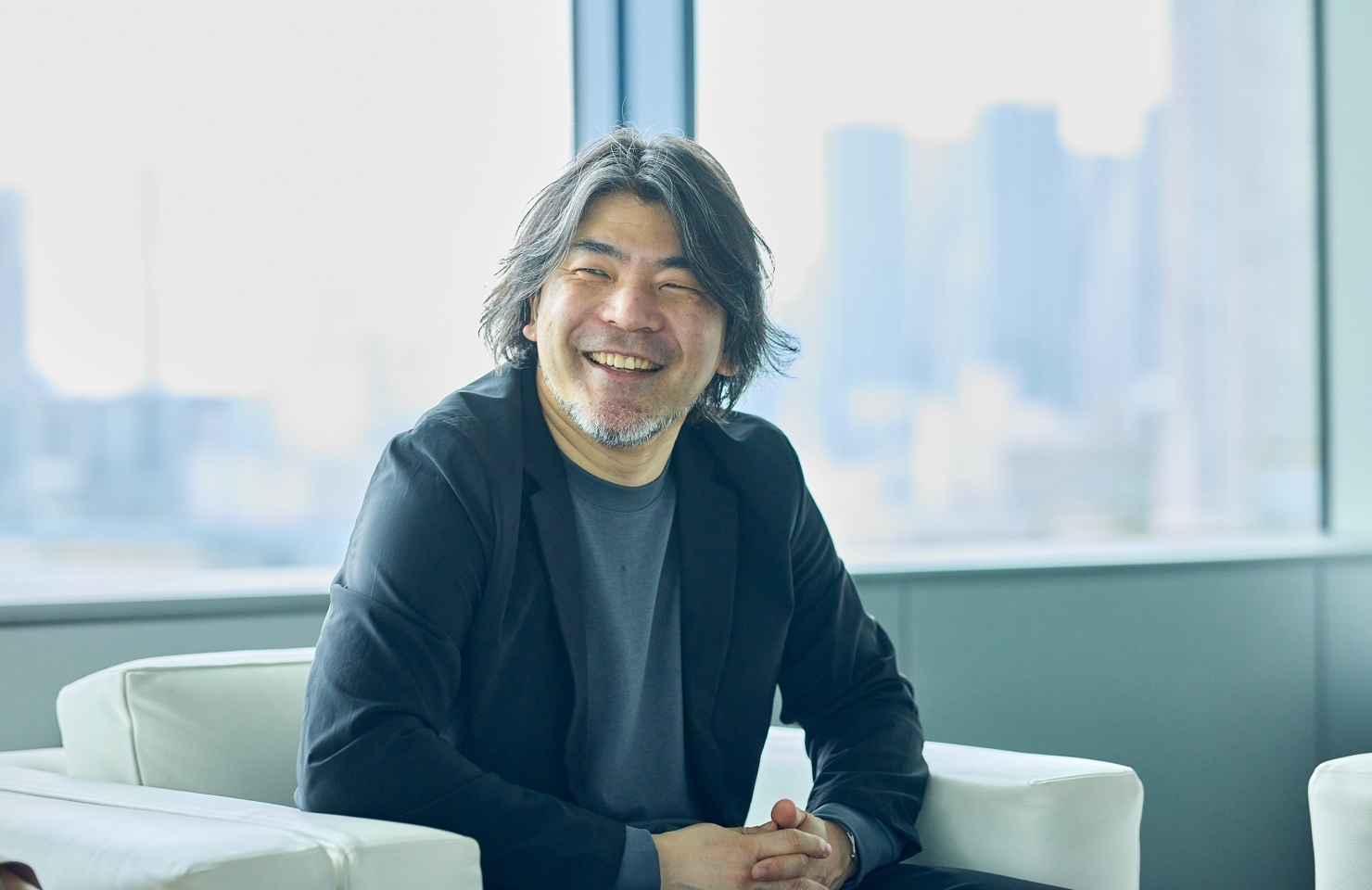 談笑する加川の様子。