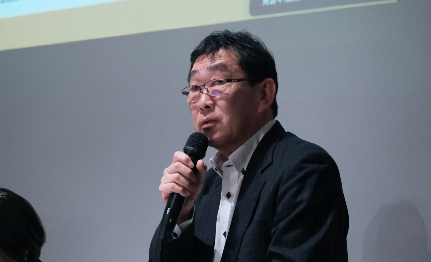 登壇中の山内氏。