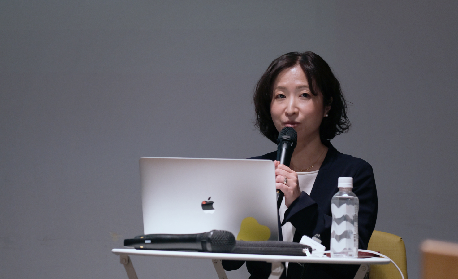 登壇中の佐山氏。