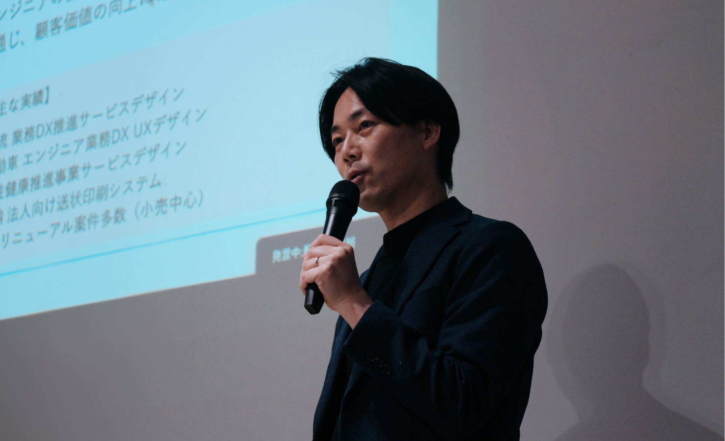 登壇中の小林氏。