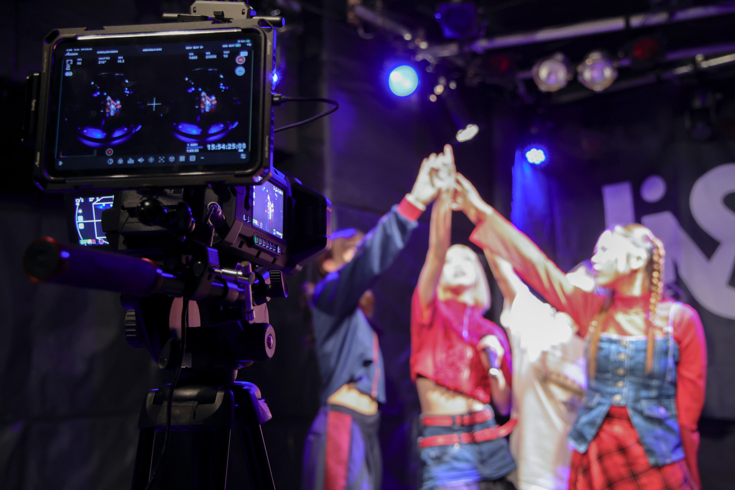 撮影風景。手前に置かれたBlackmagic URSA Cine Immersive で、「LiVS」のパフォーマンスを撮影している