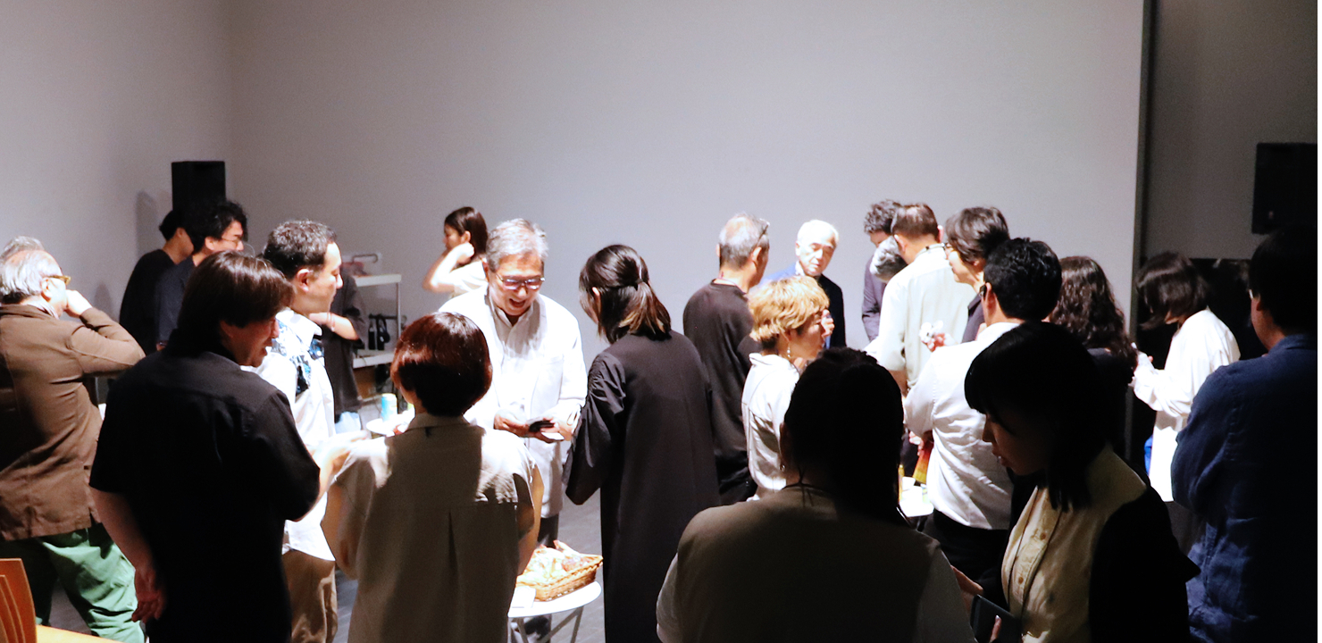 写真:会場で20〜30名くらいの登壇者・参加者が会話している様子。