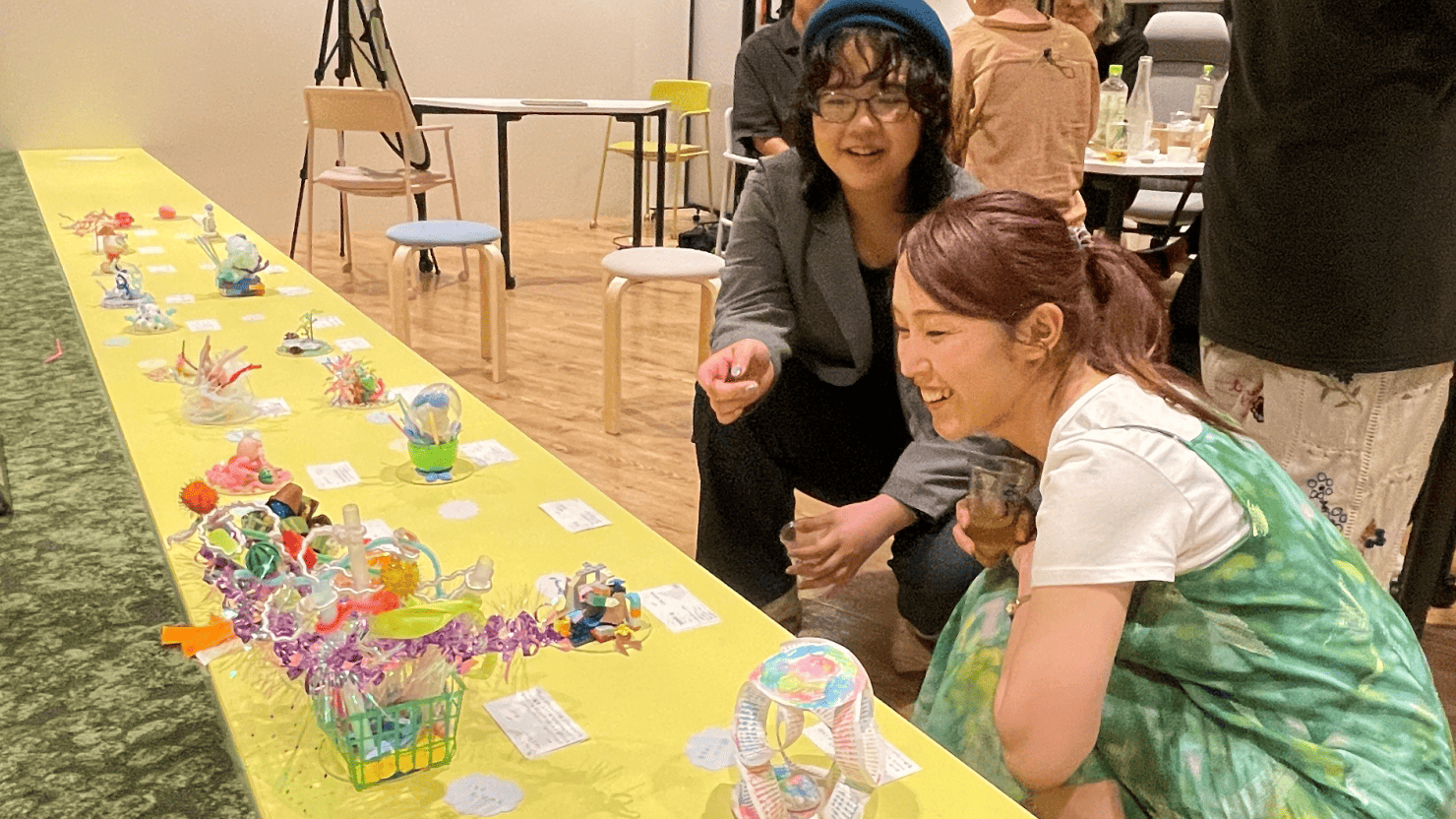 並んだ作品を鑑賞する参加者。