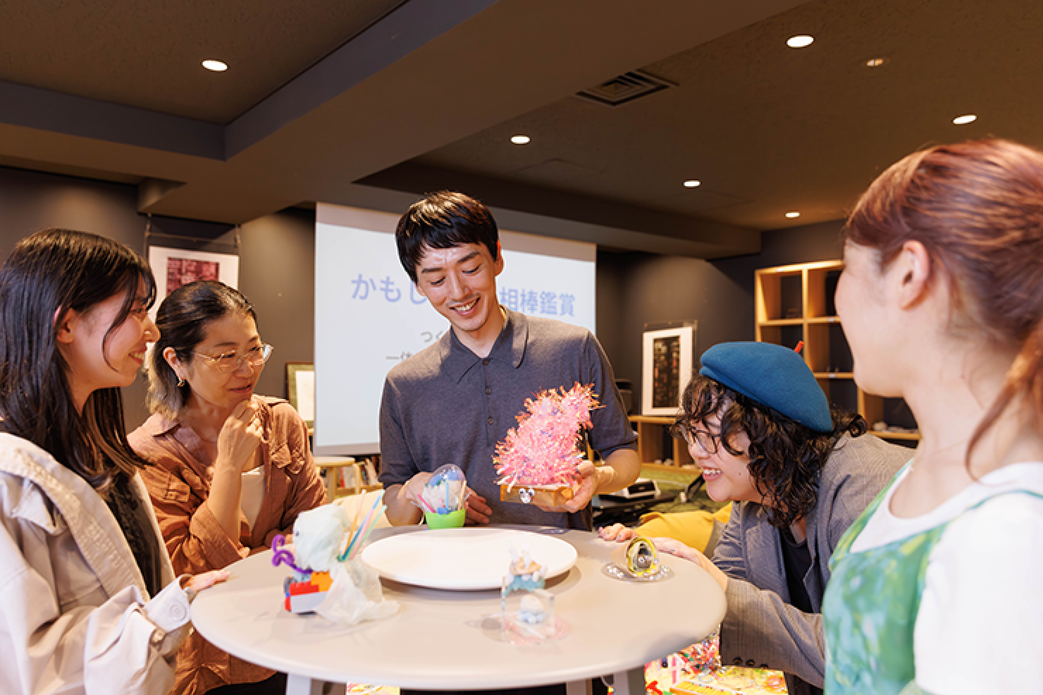 作品を思い思いに鑑賞する参加者のようす。